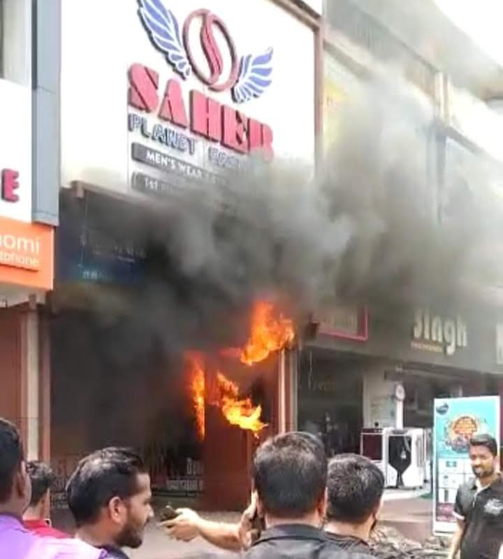 मृतकों के प्रति सांसद की संवेदनाएं-- <em>कोरबा के कमर्शियल कापलेक्स में हुई भारी आगजनी से झुलसे 3 लोगों की मौत, लोगों ने ऊपर से कुद कर भी बचाई अपनी जान, राहत- बचाव कार्य जारी, कोरबा सांसद ज्योत्सना महंत में जताया दुख एवं कोरबा कलेक्टर को दिए निर्देश</em> मृतकों के प्रति सांसद की संवेदनाएं-- <em>कोरबा के कमर्शियल कापलेक्स में हुई भारी आगजनी से झुलसे 3 लोगों की मौत, लोगों ने ऊपर से कुद कर भी बचाई अपनी जान, राहत- बचाव कार्य जारी, कोरबा सांसद ज्योत्सना महंत में जताया दुख एवं कोरबा कलेक्टर को दिए निर्देश</em> kshititech