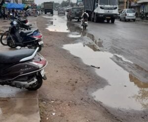 <em>जनप्रतिनिधियों का गुस्सा आखिरकार लाया रंग-- शक्ति एसडीएम के आश्वासन एवं निर्माण एजेंसी के मैनेजर के लिखित आश्वासन के बाद स्थगित हुआ बाराद्वार का चक्का जाम,आक्रोशित नजर आए जनप्रतिनिधि, एसडीएम दाहिरे ने लगाई प्रोजेक्ट मैनेजर को कड़ी फटकार</em> <em>जनप्रतिनिधियों का गुस्सा आखिरकार लाया रंग-- शक्ति एसडीएम के आश्वासन एवं निर्माण एजेंसी के मैनेजर के लिखित आश्वासन के बाद स्थगित हुआ बाराद्वार का चक्का जाम,आक्रोशित नजर आए जनप्रतिनिधि, एसडीएम दाहिरे ने लगाई प्रोजेक्ट मैनेजर को कड़ी फटकार</em> kshititech