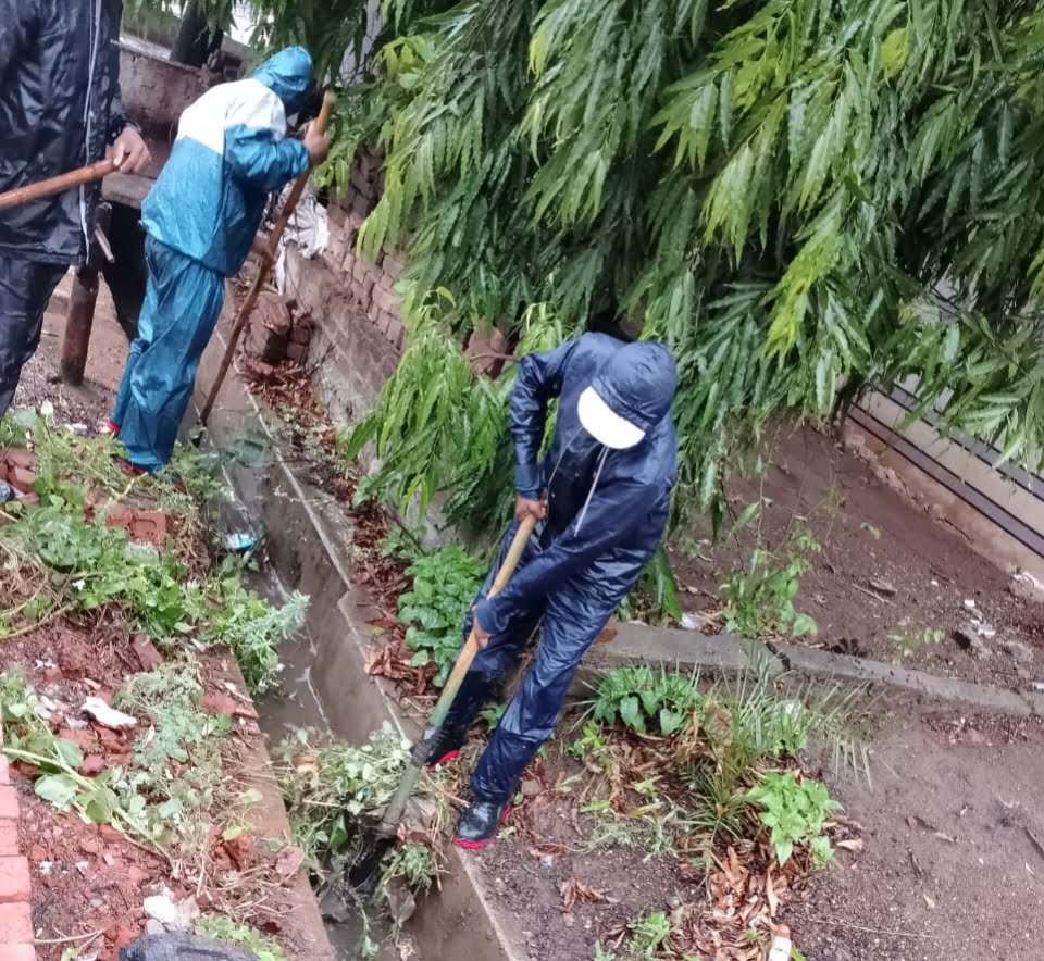 अड़भार में 28 जून को भारी बारिश के बावजूद स्वच्छता कर्मचारी जुटे कार्य में-- <em>स्वच्छता का विशेष अभियान-- नगर पंचायत अड़भार में बारिश को देखते हुए नालियों की सफाई एवं दवाइयों को किया जा रहा छिड़काव, रेनकोट पहनकर कर रहे सफाई कर्मचारी अपना काम</em> kshititech