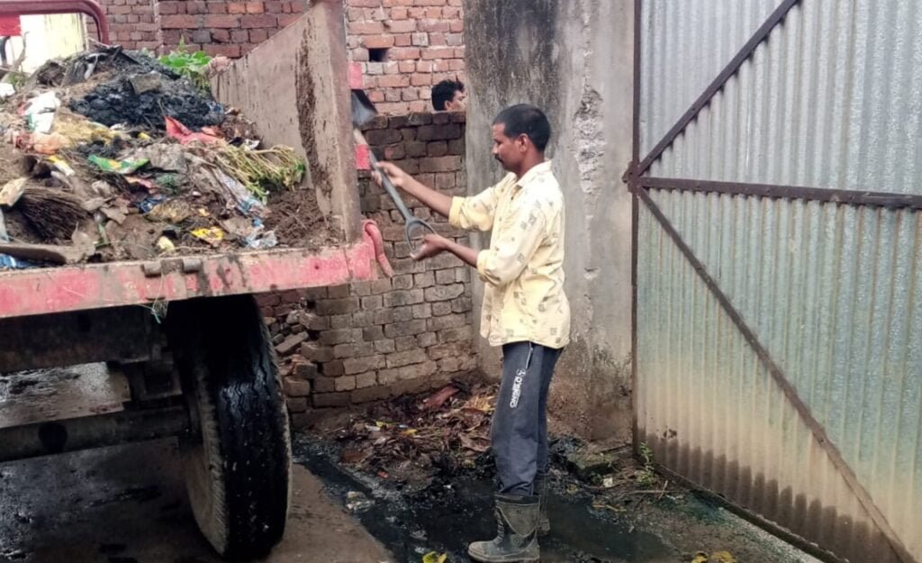 अड़भार में 28 जून को भारी बारिश के बावजूद स्वच्छता कर्मचारी जुटे कार्य में-- <em>स्वच्छता का विशेष अभियान-- नगर पंचायत अड़भार में बारिश को देखते हुए नालियों की सफाई एवं दवाइयों को किया जा रहा छिड़काव, रेनकोट पहनकर कर रहे सफाई कर्मचारी अपना काम</em> kshititech