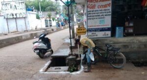 अड़भार में 28 जून को भारी बारिश के बावजूद स्वच्छता कर्मचारी जुटे कार्य में-- <em>स्वच्छता का विशेष अभियान-- नगर पंचायत अड़भार में बारिश को देखते हुए नालियों की सफाई एवं दवाइयों को किया जा रहा छिड़काव, रेनकोट पहनकर कर रहे सफाई कर्मचारी अपना काम</em> kshititech