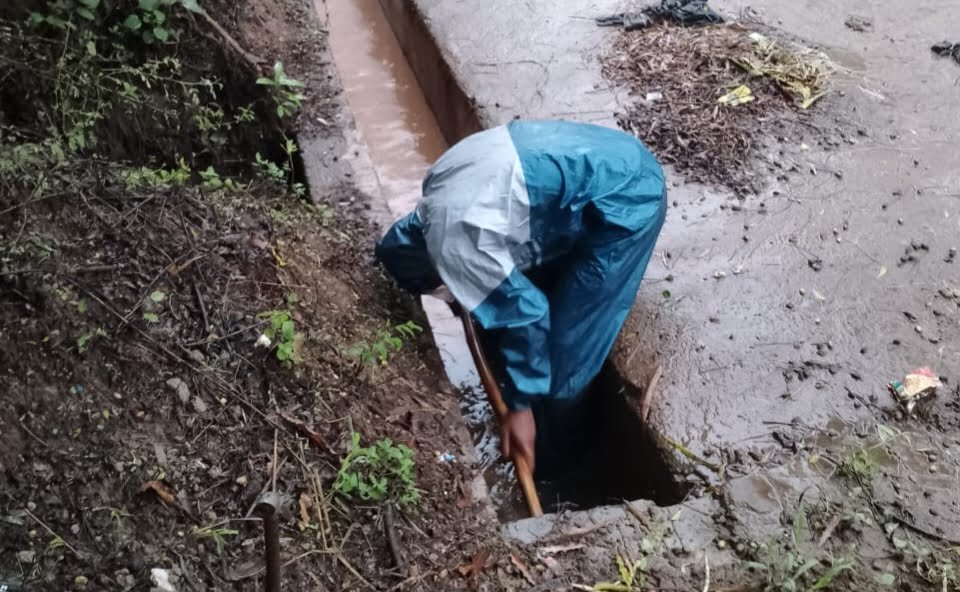 अड़भार में 28 जून को भारी बारिश के बावजूद स्वच्छता कर्मचारी जुटे कार्य में-- <em>स्वच्छता का विशेष अभियान-- नगर पंचायत अड़भार में बारिश को देखते हुए नालियों की सफाई एवं दवाइयों को किया जा रहा छिड़काव, रेनकोट पहनकर कर रहे सफाई कर्मचारी अपना काम</em> kshititech