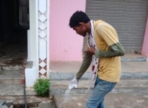 अड़भार में 28 जून को भारी बारिश के बावजूद स्वच्छता कर्मचारी जुटे कार्य में-- <em>स्वच्छता का विशेष अभियान-- नगर पंचायत अड़भार में बारिश को देखते हुए नालियों की सफाई एवं दवाइयों को किया जा रहा छिड़काव, रेनकोट पहनकर कर रहे सफाई कर्मचारी अपना काम</em> kshititech