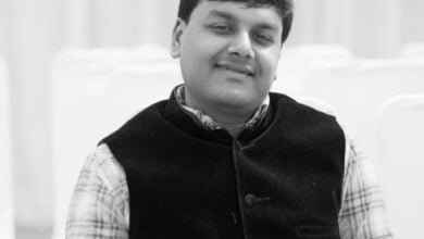 <em>शाला प्रवेशोत्सव कार्यक्रम में</em> शाला विकास समिति के अध्यक्ष<em> कबूलपुरिया-- सामाजिक कार्यकर्ता योगेश कबुलपुरिया ने नवप्रवेशी विद्यार्थियों का किया तिलक लगाकर स्वागत</em>, योगेश ने कहा-- प्रदेश के मुख्यमंत्री ने स्कूल शिक्षा के स्तर को स्वामी आत्मानंद स्कूलों की स्थापना कर बढ़ाया तेजी से kshititech