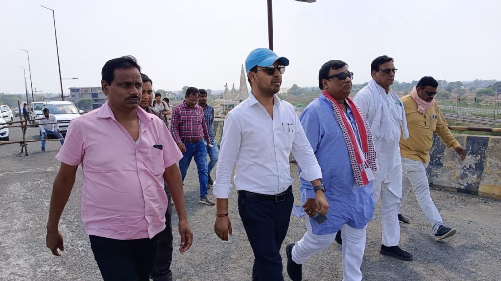 <em>12 वर्षों से निर्माणाधीन खोकसा रेलवे ओवरब्रिज के निर्माण को लेकर चंदेल हुए सख्त, रेलवे अधिकारियों के साथ किया मौके का निरीक्षण</em>, जिले की जनता परेशान है ब्रिज निर्माण की लेटलतीफी से <em>12 वर्षों से निर्माणाधीन खोकसा रेलवे ओवरब्रिज के निर्माण को लेकर चंदेल हुए सख्त, रेलवे अधिकारियों के साथ किया मौके का निरीक्षण</em>, जिले की जनता परेशान है ब्रिज निर्माण की लेटलतीफी से kshititech
