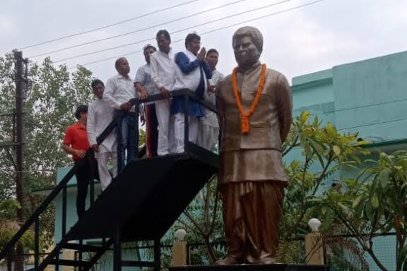 <em>कबीर पंथ के प्रवर्तक स्व बिसाहू दास महन्त को कबीर जयंती पर किया गया नमन, वरिष्ठ अधिवक्ता गिरधर जायसवाल एवं पिंटू ठाकुर भी रहे मौजूद, मानिकपुरी पनिका समाज के जिला अध्यक्ष सत्यप्रकाश महंत ने कहा- कबीर जी के उपदेश देश को जोड़ने का करते हैं कार्य</em> <em>कबीर पंथ के प्रवर्तक स्व बिसाहू दास महन्त को कबीर जयंती पर किया गया नमन, वरिष्ठ अधिवक्ता गिरधर जायसवाल एवं पिंटू ठाकुर भी रहे मौजूद, मानिकपुरी पनिका समाज के जिला अध्यक्ष सत्यप्रकाश महंत ने कहा- कबीर जी के उपदेश देश को जोड़ने का करते हैं कार्य</em> kshititech