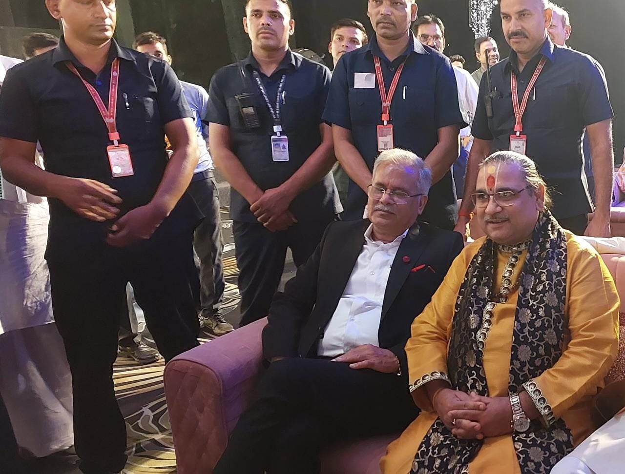 <em>सुप्रसिद्ध भागवत कथा आचार्य बांके बिहारी गोस्वामी की हुई मुख्यमंत्री भूपेश बघेल से मुलाकात, सीएम बघेल ने भी किया बांके बिहारी गोस्वामी जी का अभिवादन, बांके बिहारी ने कहा-- सनातन धर्म की रक्षा में छत्तीसगढ़ की सरकार कर रही अनुकरणीय प्रयास</em> <em>सुप्रसिद्ध भागवत कथा आचार्य बांके बिहारी गोस्वामी की हुई मुख्यमंत्री भूपेश बघेल से मुलाकात, सीएम बघेल ने भी किया बांके बिहारी गोस्वामी जी का अभिवादन, बांके बिहारी ने कहा-- सनातन धर्म की रक्षा में छत्तीसगढ़ की सरकार कर रही अनुकरणीय प्रयास</em> kshititech