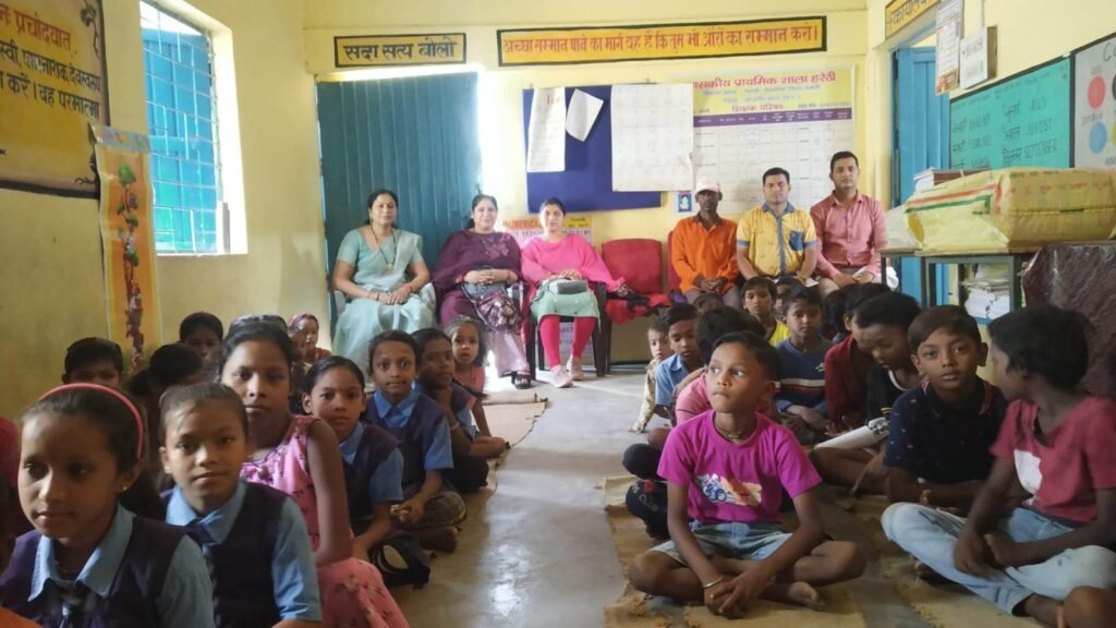 <em>G 20 जनभागीदारी पखवाड़ा का शासकीय प्राथमिक शाला हरेठी में हुआ आयोजन, शक्ति विकासखंड में प्राथमिकता से हो रहा है विभिन्न स्कूलों में कार्यक्रमों का आयोजन</em>,स्कूली बच्चों को शिक्षा के साथ-साथ विभिन्न गतिविधियों से करवाया जा रहा अवगत kshititech