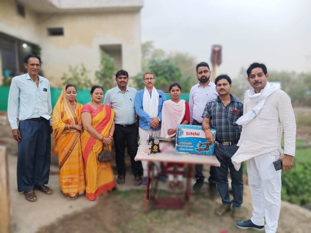 <em>साहू हेल्प लाइन सक्ति- जांजगीर के द्वारा स्व रोजगार हेतु अनुकरणीय पहल, निर्धन परिवार की लड़की को दी रोजगार के लिए सिलाई मशीन</em> kshititech