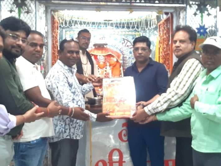 <em>वरिष्ठ पत्रकार कविशरण वर्मा ने मनाया अपना जन्मदिन सिद्ध श्री हनुमान मंदिर थाना चौक में, श्री हनुमान सेवा समिति ने भी दी कवि को अवतरण दिवस की बधाई</em> kshititech