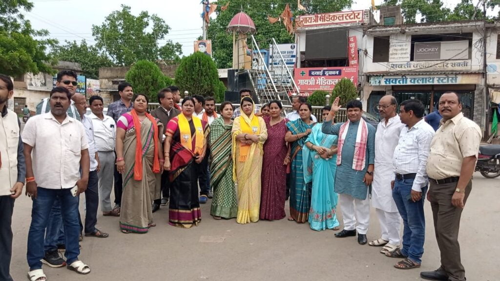 <em>06 वर्ष की नाबालिग छात्रा के साथ दुष्कर्म की घटना को लेकर भाजपा ने किया जिला मुख्यालय सकती में सीएम का पुतला दहन,पूर्व विधायक खिलावन साहू ने कहा- राज्य में </em>बढ़ी<em> बलात्कार की घटनाएं, सुरक्षित नहीं है बेटियां</em> <em>06 वर्ष की नाबालिग छात्रा के साथ दुष्कर्म की घटना को लेकर भाजपा ने किया जिला मुख्यालय सकती में सीएम का पुतला दहन,पूर्व विधायक खिलावन साहू ने कहा- राज्य में </em>बढ़ी<em> बलात्कार की घटनाएं, सुरक्षित नहीं है बेटियां</em> kshititech