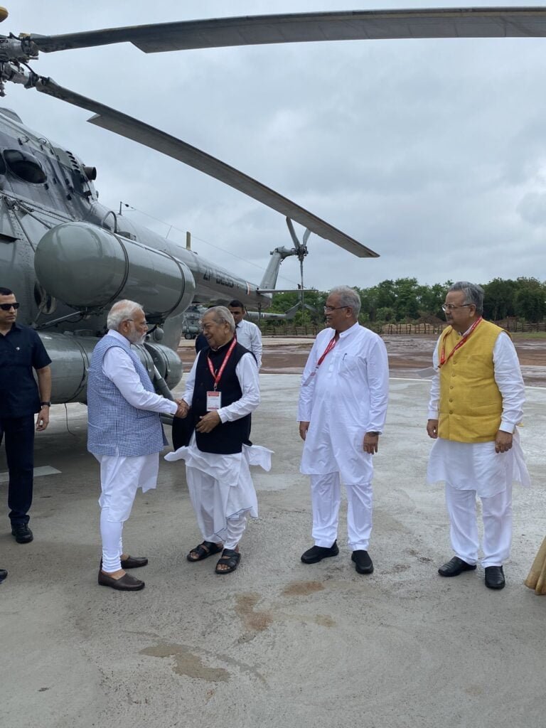 <em>सीएम बघेल पहुंचे मोदी का स्वागत करने-- मोदी ने फूंका छत्तीसगढ़ में चुनावी बिंगुल, मोदी की सभा के साथ ही भाजपा ने कर दी छत्तीसगढ़ में चुनाव प्रभारी, सह प्रभारी की नियुक्ति, ओमप्रकाश माथुर करेंगे भाजपा की नैया पार, छत्तीसगढ़ के मुख्यमंत्री भूपेश बघेल पहुंचे प्रधानमंत्री मोदी का माना विमानतल पर स्वागत करने</em>, मोदी ने दिया संकेत-- भ्रष्टाचार पर कार्यवाही की है गारंटी kshititech