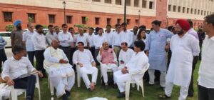 <em>मणिपुर की घटना को लेकर आक्रोशित आदिवासी समाज, शक्ति जिले के सर्व आदिवासी समाज ने राष्ट्रपति के नाम एसडीएम शक्ति को सौंपा ज्ञापन, आदिवासी नेता धर्मेंद्र बहादुर सिंह ने कहा आदिवासी समाज की महिलाओं के स्वाभिमान को कुचल दिया मणिपुर की घटना ने, दोषियों को मिले फांसी की सजा</em> <em>मणिपुर की घटना को लेकर आक्रोशित आदिवासी समाज, शक्ति जिले के सर्व आदिवासी समाज ने राष्ट्रपति के नाम एसडीएम शक्ति को सौंपा ज्ञापन, आदिवासी नेता धर्मेंद्र बहादुर सिंह ने कहा आदिवासी समाज की महिलाओं के स्वाभिमान को कुचल दिया मणिपुर की घटना ने, दोषियों को मिले फांसी की सजा</em> kshititech