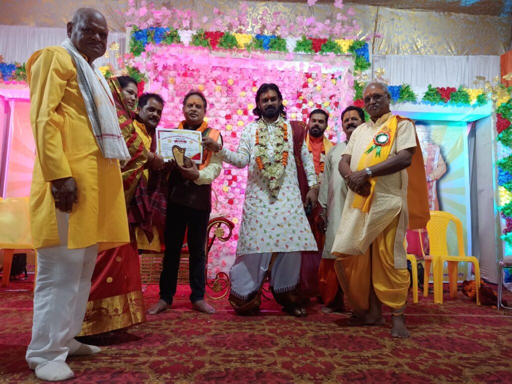 <em>चाम्पा में भागवत प्रवाह अध्यात्मिक सेवा संस्थान ने मनाया गुरु पूर्णिमा महोत्सव,राजेंद्र जी महाराज के सानिध्य में हुए गुरु पूजन के कार्यक्रम</em>, व्यास पूजन के साथ ही प्रतिभा अलंकरण समारोह एवं विभिन्न कार्यक्रम हुए संपन्न, प्रदेश के विभिन्न जिलों से पधारे गणमान्य नागरिक, आचार्य देवकृष्ण जी महाराज भी रहे मौजूद <em>चाम्पा में भागवत प्रवाह अध्यात्मिक सेवा संस्थान ने मनाया गुरु पूर्णिमा महोत्सव,राजेंद्र जी महाराज के सानिध्य में हुए गुरु पूजन के कार्यक्रम</em>, व्यास पूजन के साथ ही प्रतिभा अलंकरण समारोह एवं विभिन्न कार्यक्रम हुए संपन्न, प्रदेश के विभिन्न जिलों से पधारे गणमान्य नागरिक, आचार्य देवकृष्ण जी महाराज भी रहे मौजूद kshititech
