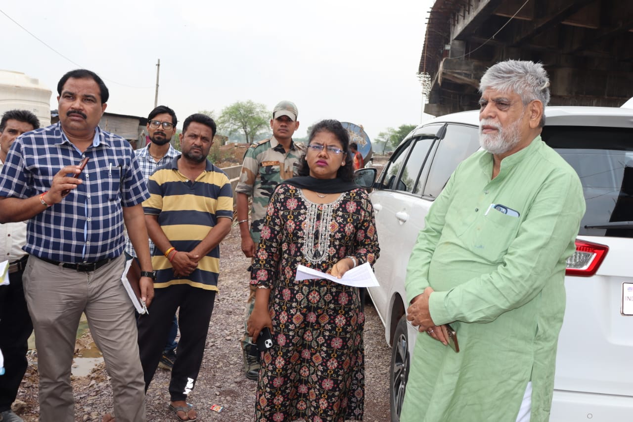 काम की लेटलतीफी --<em>सकरेली ओवरब्रिज को लेकर कलेक्टर की नाराजगी, निरीक्षण के दौरान ठेकेदार को लगाई कड़ी नूपुर ने कहा- धिक से अधिक मजदूर लगाकर काम को जल्द करवाएं पूर्ण, 30 जून तक थी पूर्ण होने की संभावना, अब लगेंगा और समय</em> काम की लेटलतीफी --<em>सकरेली ओवरब्रिज को लेकर कलेक्टर की नाराजगी, निरीक्षण के दौरान ठेकेदार को लगाई कड़ी नूपुर ने कहा- धिक से अधिक मजदूर लगाकर काम को जल्द करवाएं पूर्ण, 30 जून तक थी पूर्ण होने की संभावना, अब लगेंगा और समय</em> kshititech
