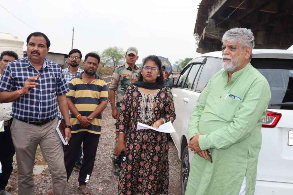 काम की लेटलतीफी --<em>सकरेली ओवरब्रिज को लेकर कलेक्टर की नाराजगी, निरीक्षण के दौरान ठेकेदार को लगाई कड़ी नूपुर ने कहा- धिक से अधिक मजदूर लगाकर काम को जल्द करवाएं पूर्ण, 30 जून तक थी पूर्ण होने की संभावना, अब लगेंगा और समय</em> काम की लेटलतीफी --<em>सकरेली ओवरब्रिज को लेकर कलेक्टर की नाराजगी, निरीक्षण के दौरान ठेकेदार को लगाई कड़ी नूपुर ने कहा- धिक से अधिक मजदूर लगाकर काम को जल्द करवाएं पूर्ण, 30 जून तक थी पूर्ण होने की संभावना, अब लगेंगा और समय</em> kshititech