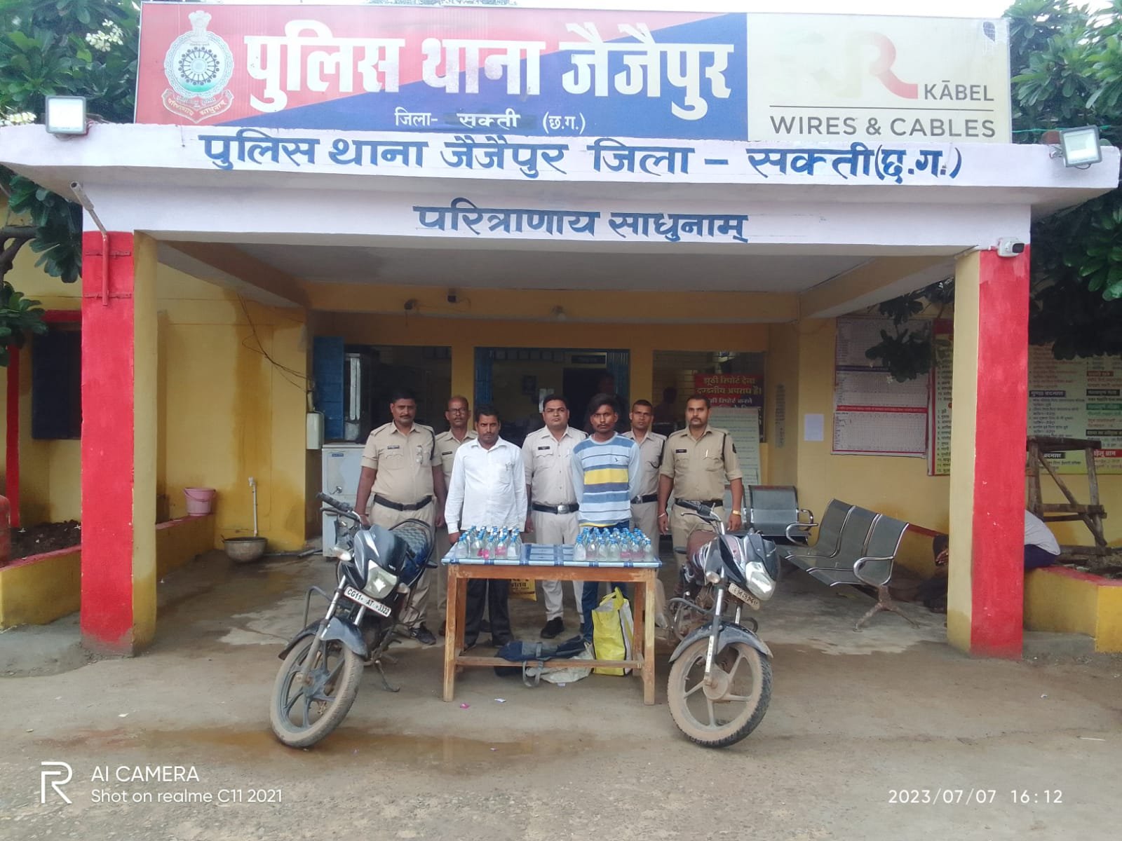 <em>दो अलग-अलग मोटरसाइकिलो में देसी शराब का परिवहन करते आरोपी गिरफ्तार</em>, शक्ति जिला पुलिस शराब पकड़ने में अव्वल, आईपीएस अहिरे के नेतृत्व में थाना क्षेत्रों में हो रही सघन कार्रवाई kshititech