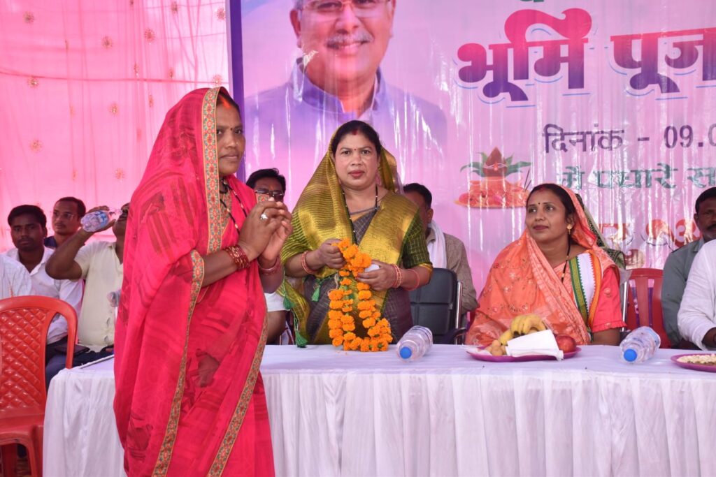 अड़भार में समाजिक भवनों का हो रहा निर्माण-- <em>मुख्यमंत्री द्वारा स्वीकृत कटकवार समाज के सामाजिक भवन का भूमि पूजन किया विधायक रामकुमार यादव एवं नगर पंचायत अध्यक्ष चंद्रप्रभा गर्ग सहित अतिथियों ने, 19 लाख की लागत से होगा सामाजिक भवन का निर्माण,कटकवार समाज के ग्राम अध्यक्ष जगसाय कटकवार भी रहे मौजूद</em> अड़भार में समाजिक भवनों का हो रहा निर्माण-- <em>मुख्यमंत्री द्वारा स्वीकृत कटकवार समाज के सामाजिक भवन का भूमि पूजन किया विधायक रामकुमार यादव एवं नगर पंचायत अध्यक्ष चंद्रप्रभा गर्ग सहित अतिथियों ने, 19 लाख की लागत से होगा सामाजिक भवन का निर्माण,कटकवार समाज के ग्राम अध्यक्ष जगसाय कटकवार भी रहे मौजूद</em> kshititech