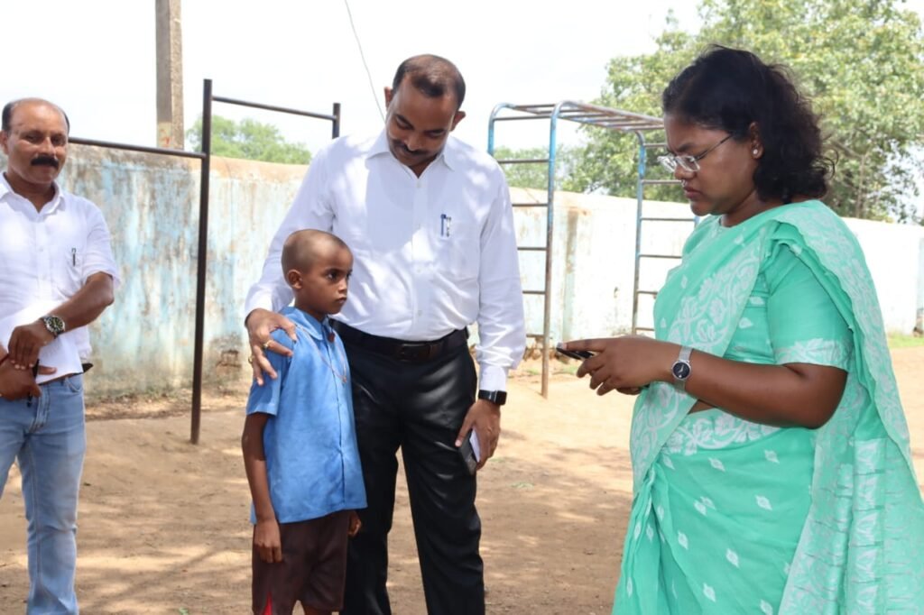 <em>IAS नूपुर-IPS अहिरे ने किया जिले के स्कूलों में निरीक्षण,प्रशासनिक- पुलिस अधिकारियों ने शिक्षा को लेकर बच्चों से करी चर्चा, मतदान केंद्रों का भी किया निरीक्षण</em> kshititech