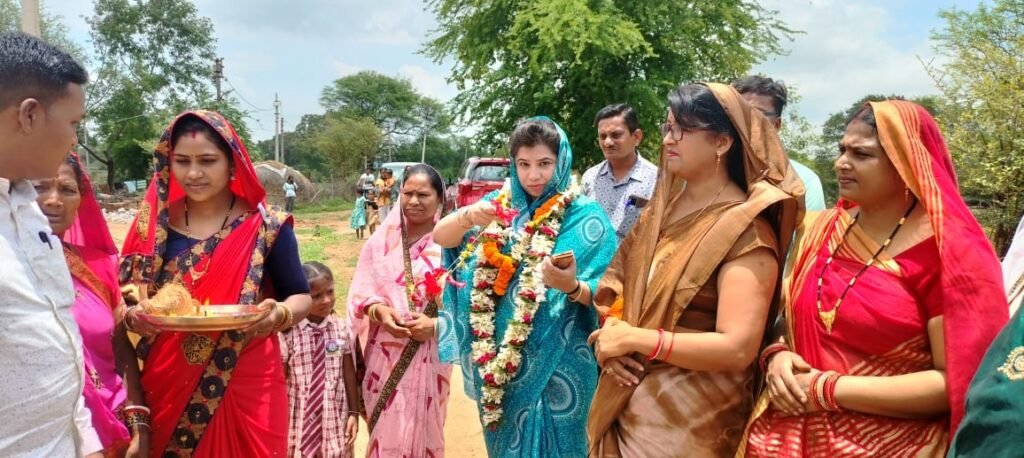 <em>डोंगिया-सुलोनी वाले गबेल दंपत्ति ने किया जशपुर घराने की बहू रानी के क्षेत्रीय आगमन पर आत्मीय स्वागत, जनपद सदस्य रामकुमार गबेल ने कहा- बहु रानी सदैव क्षेत्रवासियों के सुख- दुख में रही है सहभागी, संयोगिता का बाजे गाजे के साथ किया गया स्वागत, जनपद सदस्य रामकुमार गबेल एवं गीता गबेल रहे मौजूद</em> kshititech