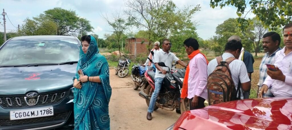 <em>डोंगिया-सुलोनी वाले गबेल दंपत्ति ने किया जशपुर घराने की बहू रानी के क्षेत्रीय आगमन पर आत्मीय स्वागत, जनपद सदस्य रामकुमार गबेल ने कहा- बहु रानी सदैव क्षेत्रवासियों के सुख- दुख में रही है सहभागी, संयोगिता का बाजे गाजे के साथ किया गया स्वागत, जनपद सदस्य रामकुमार गबेल एवं गीता गबेल रहे मौजूद</em> kshititech