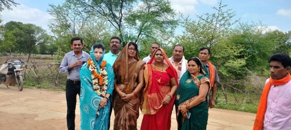 <em>डोंगिया-सुलोनी वाले गबेल दंपत्ति ने किया जशपुर घराने की बहू रानी के क्षेत्रीय आगमन पर आत्मीय स्वागत, जनपद सदस्य रामकुमार गबेल ने कहा- बहु रानी सदैव क्षेत्रवासियों के सुख- दुख में रही है सहभागी, संयोगिता का बाजे गाजे के साथ किया गया स्वागत, जनपद सदस्य रामकुमार गबेल एवं गीता गबेल रहे मौजूद</em> kshititech