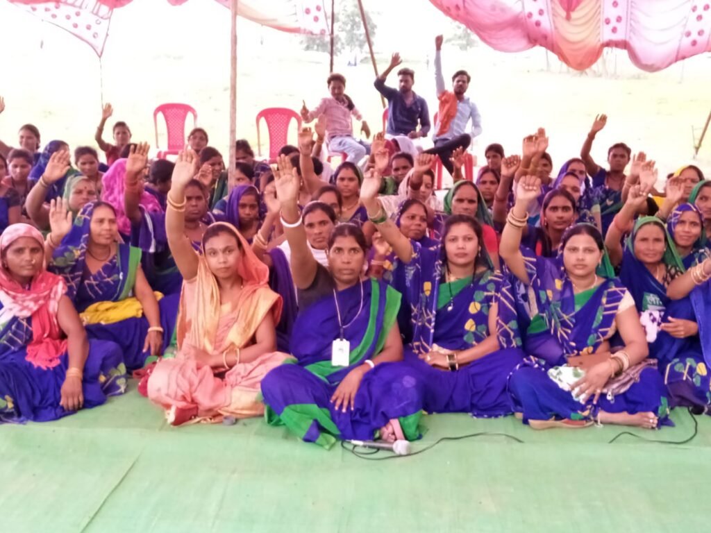 <em>स्वच्छता दीदीया हड़ताल पर-- छत्तीसगढ़ स्वच्छता दीदी महिला/ पुरुष महासंघ ने 15 से 17 जुलाई तक कलेक्ट्रेट के सामने 3 सूत्रीय मांगों को लेकर दिया धरना, कलेक्टर को सौंपा ज्ञापन</em>, सप्ताह में 1 दिन करो छुट्टी, भुगतान हो कलेक्टर दर पर kshititech