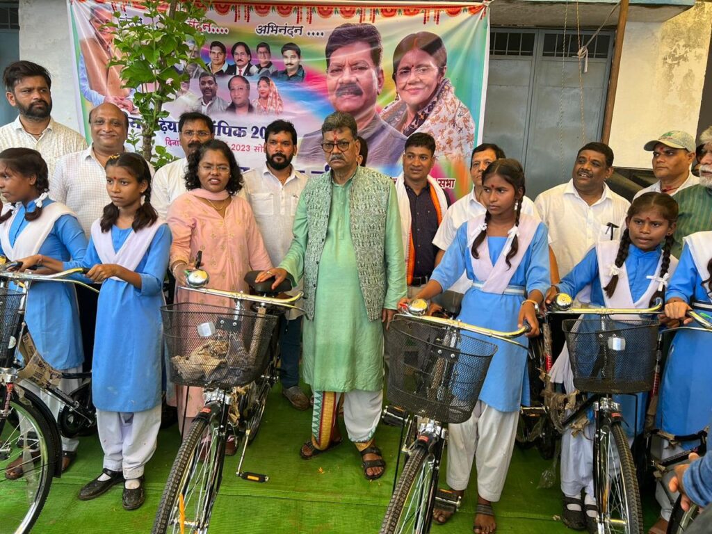 जब गेड़ी चढ़ गए महंत--- <em>टेमर के हाईस्कूल में जिला स्तरीय छत्तीसगढ़ ओलंपिक एवं हरेली तिहार का आयोजन-- छत्तीसगढ़िया ओलंपिक का विधानसभा अध्यक्ष महंत ने किया हरेली तिहार पर शुभारंभ, ग्रामीणों में दिखा ओलंपिक छत्तीसगढ़ खेलों को लेकर उत्साह, महंत ने कहा- छत्तीसगढ़ में स्थानीय खेलों को बढ़ावा देने सरकार का सराहनीय प्रयास, कुश्ती के खेलों को भी किया गया शामिल</em> जब गेड़ी चढ़ गए महंत--- <em>टेमर के हाईस्कूल में जिला स्तरीय छत्तीसगढ़ ओलंपिक एवं हरेली तिहार का आयोजन-- छत्तीसगढ़िया ओलंपिक का विधानसभा अध्यक्ष महंत ने किया हरेली तिहार पर शुभारंभ, ग्रामीणों में दिखा ओलंपिक छत्तीसगढ़ खेलों को लेकर उत्साह, महंत ने कहा- छत्तीसगढ़ में स्थानीय खेलों को बढ़ावा देने सरकार का सराहनीय प्रयास, कुश्ती के खेलों को भी किया गया शामिल</em> kshititech