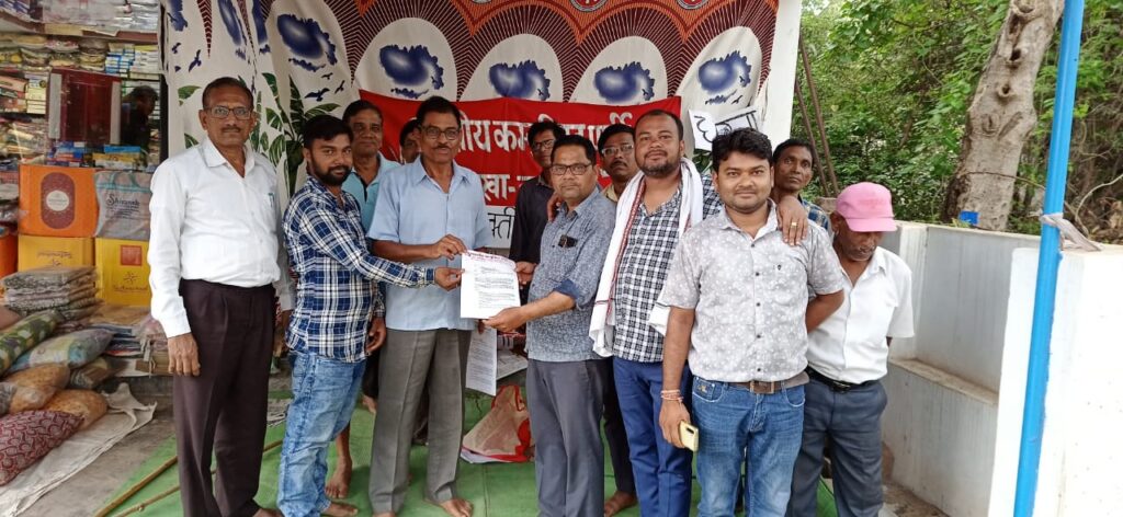 <em>मोहल्ले की सड़क-बिजली की समस्याओं को लेकर धरने पर बैठी भारतीय कम्युनिस्ट पार्टी, धरना पश्चात सौंपा ज्ञापन, आंदोलनकारियों का आरोप- नहीं हो रही नालियों की सफाई, मोहल्ले में हो रहे घटिया निर्माण कार्य</em> <em>मोहल्ले की सड़क-बिजली की समस्याओं को लेकर धरने पर बैठी भारतीय कम्युनिस्ट पार्टी, धरना पश्चात सौंपा ज्ञापन, आंदोलनकारियों का आरोप- नहीं हो रही नालियों की सफाई, मोहल्ले में हो रहे घटिया निर्माण कार्य</em> kshititech