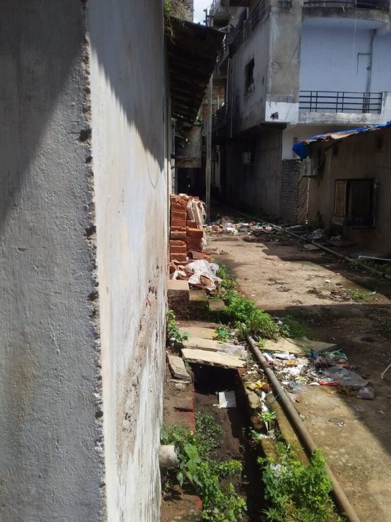 <em>सड़कों पर कचरा फेंकने से मोहल्ले वासी परेशान, शहर के वार्ड क्रमांक- 06 ममता मेडिकल गली में रास्ते पर ही कचरा फेंकने से रहवासियों को हो रही दिक्कतें</em>, कचरे खाने के रूप में परिवर्तित हो रहा आने जाने का मुख्य रास्ता kshititech