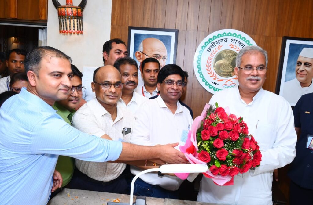 <em>मुख्यमंत्री का ऐतिहासिक निर्णय-- सीएम बघेल ने बढ़ाया डीए, एचआरए, छत्तीसगढ़ जनसंपर्क अधिकारी संघ ने जताया मुख्यमंत्री का आभार, केंद्र के बराबर डीए मिलेगा अधिकारीयो को, संघ ने करी सीएम से मुलाकात</em> <em>मुख्यमंत्री का ऐतिहासिक निर्णय-- सीएम बघेल ने बढ़ाया डीए, एचआरए, छत्तीसगढ़ जनसंपर्क अधिकारी संघ ने जताया मुख्यमंत्री का आभार, केंद्र के बराबर डीए मिलेगा अधिकारीयो को, संघ ने करी सीएम से मुलाकात</em> kshititech