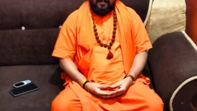 <em>परम पूज्य स्वामी सुरेंद्र नाथ जी का हुआ पार्षद निवास पर आगमन,12 वर्ष की उम्र से ही स्वामी जी घर छोड़कर लगे हैं धर्म की रक्षा में, नवधा चौक के देवांगन समाज के प्रतिष्ठित नागरिक लखन देवांगन निवास पर लोगों ने करी गुरुजन से मुलाकात, समाज के उपाध्यक्ष गोविंद देवांगन ने भी किया गुरुजन का स्वागत</em> kshititech