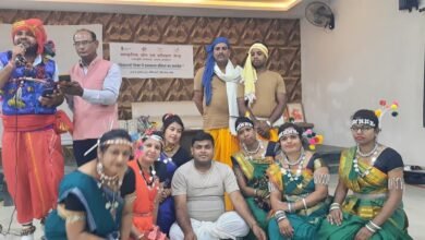 <em>बोरे, बासी का मंचन एमपी में-- हस्तकला कौशल का समावेश विषय पर आयोजित 10 दिवसीय कार्यशाला में रहा छत्तीसगढ़ के शिक्षकों का दबदबा, 18 से 27 जुलाई तक आयोजित है एमपी के दमोह में कार्यशाला, नवाचारी राज्यपाल से पुरस्कृत शिक्षक पुष्पेंद्र कश्यप भी पहुंचे हैं दमोह</em> kshititech