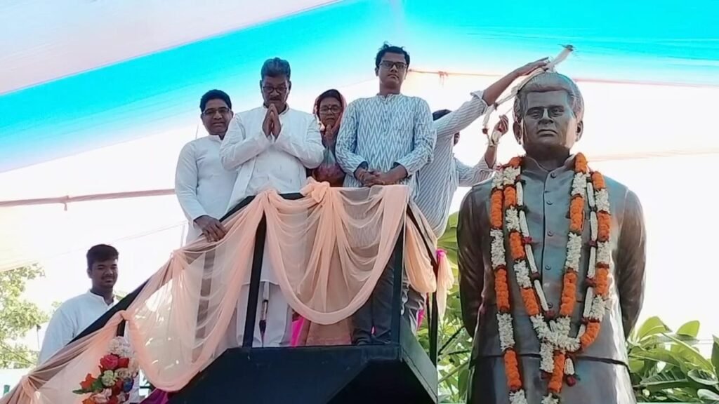 <em>नहरों की देन बिसाहूदास जी की सोच का प्रतिफल--पूज्य बाबुजी बिसाहू दास जी ने गांव, गरीब, किसानों की खुशहाली के लिए सदैव काम किया-- डॉ चरणदास महन्त, बिसाहू दास जी की 45 वीं पुण्यतिथि पर महंत ने दी पुष्पांजलि</em> kshititech