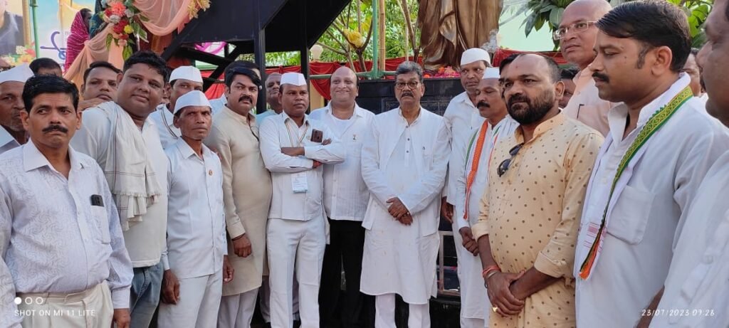 <em>नहरों की देन बिसाहूदास जी की सोच का प्रतिफल--पूज्य बाबुजी बिसाहू दास जी ने गांव, गरीब, किसानों की खुशहाली के लिए सदैव काम किया-- डॉ चरणदास महन्त, बिसाहू दास जी की 45 वीं पुण्यतिथि पर महंत ने दी पुष्पांजलि</em> kshititech