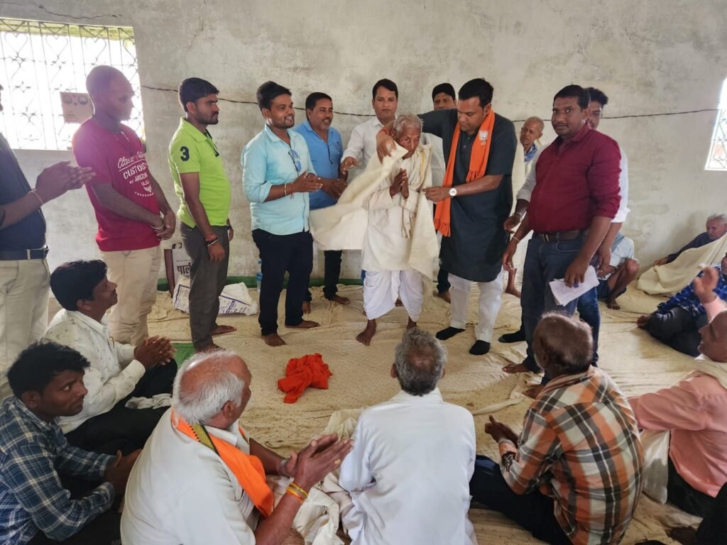 अमर सुल्तानिया की सक्रियता-- <em>शक्ति केंद्र स्तर पर पहुंचकर जिला उपाध्यक्ष अमर सुल्तानिया ने किया पार्टी के वरिष्ठ बुजुर्ग जनों का सम्मान, अमर ने कहा--पार्टी के वरिष्ठ जनों की मेहनत से ही आज भाजपा बनी विश्व की सबसे बड़ी राजनीतिक पार्टी</em> kshititech