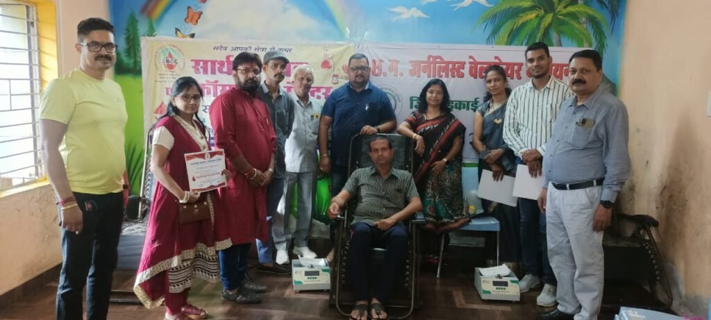 <em>सार्थक ब्लड बैंक के सहयोग से रक्तदान शिविर की अनुकरणीय पहल--छग जर्नलिस्ट वेलफेयर यूनियन ने रायपुर कबीर नगर में किया बल्ड डोनेशन कैंप, प्रदेश अध्यक्ष अमित गौतम ने 15 वीं बार रक्तदान कर कहा-- करते रहे नियमित रक्तदान</em> kshititech