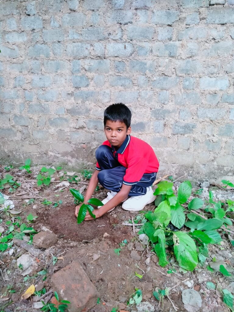 <em>वृक्षारोपण संरक्षण के लिए जागरूकता अभियान-- शक्ति के प्रतिष्ठित परमेश्वरी पब्लिक स्कूल में विद्यार्थियों को वृक्षारोपण संरक्षण के प्रति किया गया जागरूक,विद्यालय परिवार ने किया ग्रीन डे का विद्यालय के सचिव कृष्ण कुमार देवांगन ने कहा- वृक्षारोपण से पर्यावरण रहता है संरक्षित</em> <em>वृक्षारोपण संरक्षण के लिए जागरूकता अभियान-- शक्ति के प्रतिष्ठित परमेश्वरी पब्लिक स्कूल में विद्यार्थियों को वृक्षारोपण संरक्षण के प्रति किया गया जागरूक,विद्यालय परिवार ने किया ग्रीन डे का विद्यालय के सचिव कृष्ण कुमार देवांगन ने कहा- वृक्षारोपण से पर्यावरण रहता है संरक्षित</em> kshititech