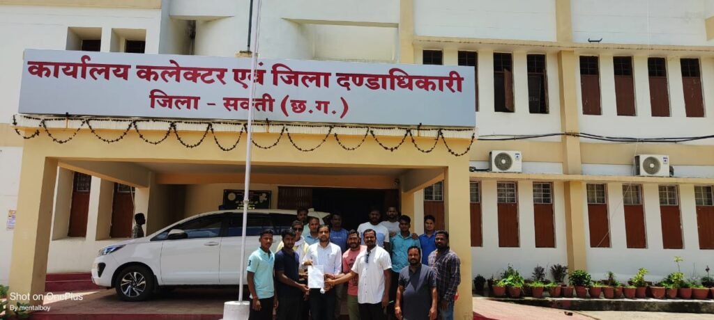 <em>3 किलोमीटर जर्जर सड़क के चलते 23 किलोमीटर की यात्रा करनी पड़ती है ग्रामीणों को, पासीद से किरारी,बासीन तक सड़क निर्माण की मांग करी ग्रामीणों ने, जर्जर सड़क के चलते बरसात में गांव का टूट जाता है संपर्क</em> kshititech