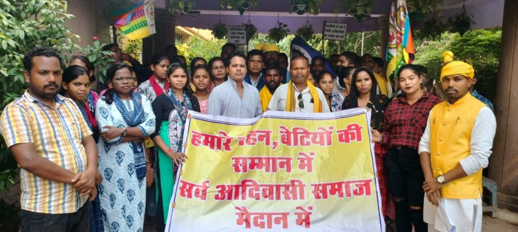 <em>मणिपुर की घटना को लेकर आक्रोशित आदिवासी समाज, शक्ति जिले के सर्व आदिवासी समाज ने राष्ट्रपति के नाम एसडीएम शक्ति को सौंपा ज्ञापन, आदिवासी नेता धर्मेंद्र बहादुर सिंह ने कहा आदिवासी समाज की महिलाओं के स्वाभिमान को कुचल दिया मणिपुर की घटना ने, दोषियों को मिले फांसी की सजा</em> <em>मणिपुर की घटना को लेकर आक्रोशित आदिवासी समाज, शक्ति जिले के सर्व आदिवासी समाज ने राष्ट्रपति के नाम एसडीएम शक्ति को सौंपा ज्ञापन, आदिवासी नेता धर्मेंद्र बहादुर सिंह ने कहा आदिवासी समाज की महिलाओं के स्वाभिमान को कुचल दिया मणिपुर की घटना ने, दोषियों को मिले फांसी की सजा</em> kshititech