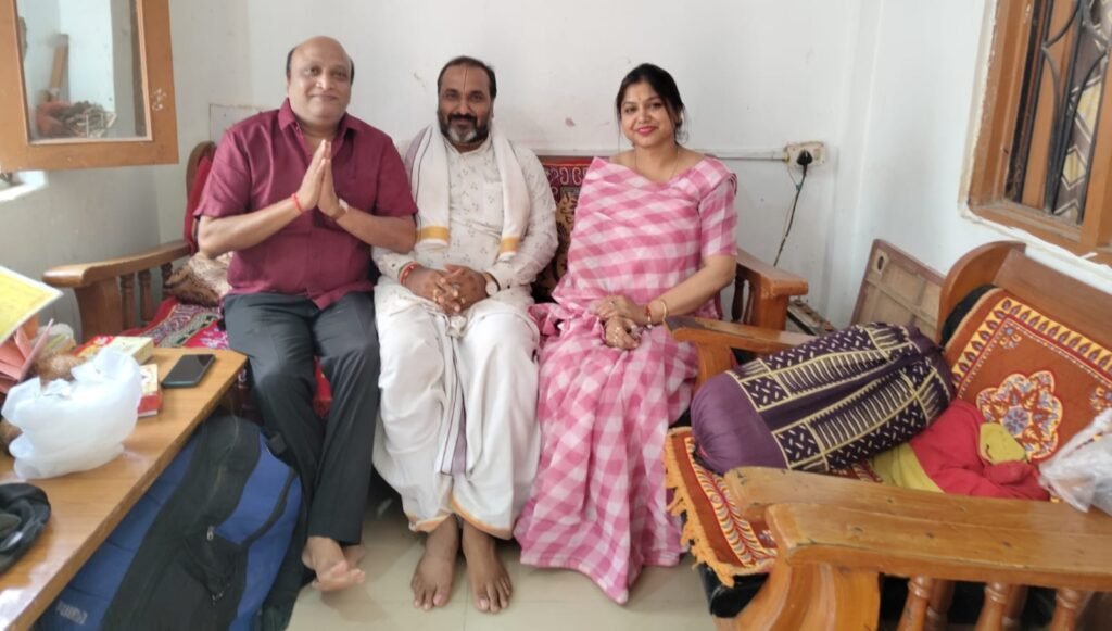 <em>दिग्गज हस्तियां पहुंची गुरुओ की शरण में-- गुरु पूर्णिमा के मौके पर गुरुजनों का आशीर्वाद प्राप्त करने उमड़ी शिष्यों की भीड़, सुबह से ही गुरु पूजन, गुरु दीक्षा एवं चरण पादुका पूजन के हुए कार्यक्रम</em>, शक्ति में पंडित भोलाशंकर तिवारी,परा शक्ति ज्योतिष पीठम में भी हुए सार्वजनिक गुरु पूर्णिमा के कार्यक्रम kshititech