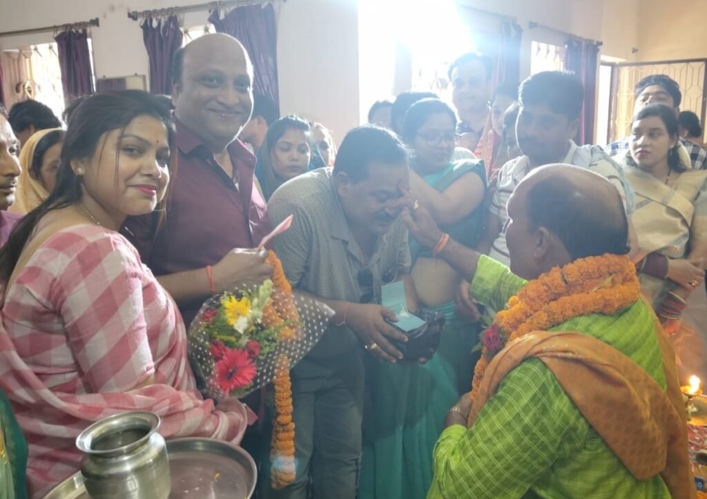 <em>दिग्गज हस्तियां पहुंची गुरुओ की शरण में-- गुरु पूर्णिमा के मौके पर गुरुजनों का आशीर्वाद प्राप्त करने उमड़ी शिष्यों की भीड़, सुबह से ही गुरु पूजन, गुरु दीक्षा एवं चरण पादुका पूजन के हुए कार्यक्रम</em>, शक्ति में पंडित भोलाशंकर तिवारी,परा शक्ति ज्योतिष पीठम में भी हुए सार्वजनिक गुरु पूर्णिमा के कार्यक्रम kshititech