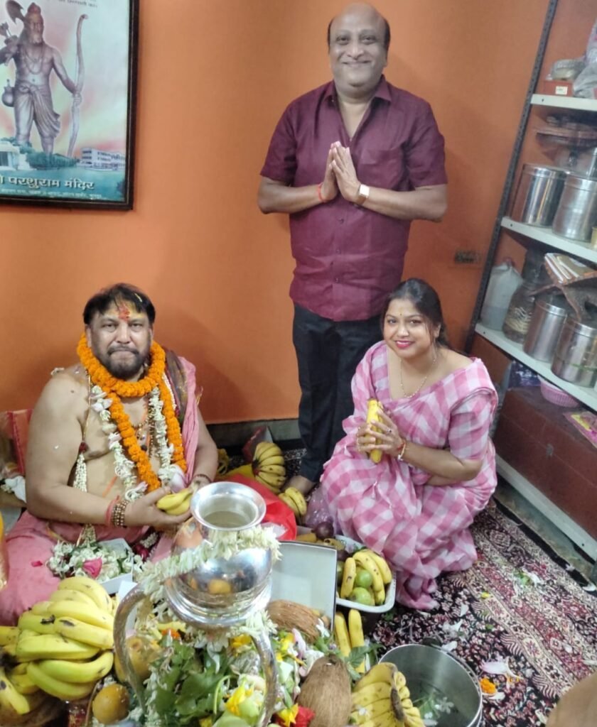 <em>दिग्गज हस्तियां पहुंची गुरुओ की शरण में-- गुरु पूर्णिमा के मौके पर गुरुजनों का आशीर्वाद प्राप्त करने उमड़ी शिष्यों की भीड़, सुबह से ही गुरु पूजन, गुरु दीक्षा एवं चरण पादुका पूजन के हुए कार्यक्रम</em>, शक्ति में पंडित भोलाशंकर तिवारी,परा शक्ति ज्योतिष पीठम में भी हुए सार्वजनिक गुरु पूर्णिमा के कार्यक्रम kshititech