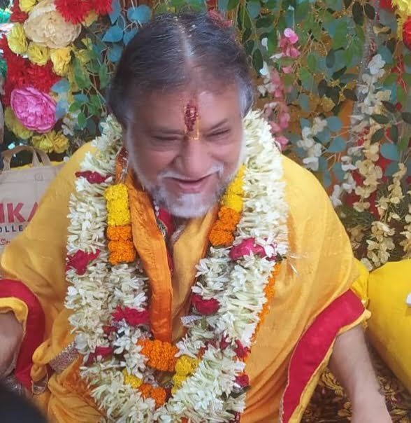 <em>श्री राधा मदन मोहन मंदिर बाराद्वार में गुरु पूर्णिमा महोत्सव मना हर्षोल्लास के साथ,गोस्वामी गोविंद बाबा से आशीर्वाद प्राप्त करने पहुंचे भक्तजन</em>, तीन पीढ़ी की गुरु- शिष्य परंपरा का हुआ निर्वहन, कोलकाता, उड़ीसा, सहित विभिन्न राज्यों से पहुंचे शिष्य, आचार्य बांके बिहारी गोस्वामी एवं आचार्य पवन कृष्ण गोस्वामी के शिष्यों ने भी किया गुरु पूजन kshititech