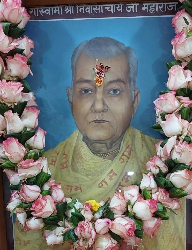 <em>श्री राधा मदन मोहन मंदिर बाराद्वार में गुरु पूर्णिमा महोत्सव मना हर्षोल्लास के साथ,गोस्वामी गोविंद बाबा से आशीर्वाद प्राप्त करने पहुंचे भक्तजन</em>, तीन पीढ़ी की गुरु- शिष्य परंपरा का हुआ निर्वहन, कोलकाता, उड़ीसा, सहित विभिन्न राज्यों से पहुंचे शिष्य, आचार्य बांके बिहारी गोस्वामी एवं आचार्य पवन कृष्ण गोस्वामी के शिष्यों ने भी किया गुरु पूजन kshititech