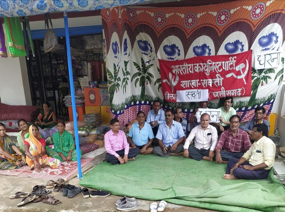 <em>मोहल्ले की सड़क-बिजली की समस्याओं को लेकर धरने पर बैठी भारतीय कम्युनिस्ट पार्टी, धरना पश्चात सौंपा ज्ञापन, आंदोलनकारियों का आरोप- नहीं हो रही नालियों की सफाई, मोहल्ले में हो रहे घटिया निर्माण कार्य</em> <em>मोहल्ले की सड़क-बिजली की समस्याओं को लेकर धरने पर बैठी भारतीय कम्युनिस्ट पार्टी, धरना पश्चात सौंपा ज्ञापन, आंदोलनकारियों का आरोप- नहीं हो रही नालियों की सफाई, मोहल्ले में हो रहे घटिया निर्माण कार्य</em> kshititech