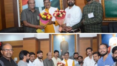 महंत जी की आत्मीयता--<em>विधानसभा के सेंट्रल हाल में .महंत जी से मिले उनके विधानसभा क्षेत्र के जनप्रतिनिधि, गणमान्य नागरिकों ने भी महंत जी से मिलकर जताया विधानसभा भ्रमण के लिए आभार</em> kshititech