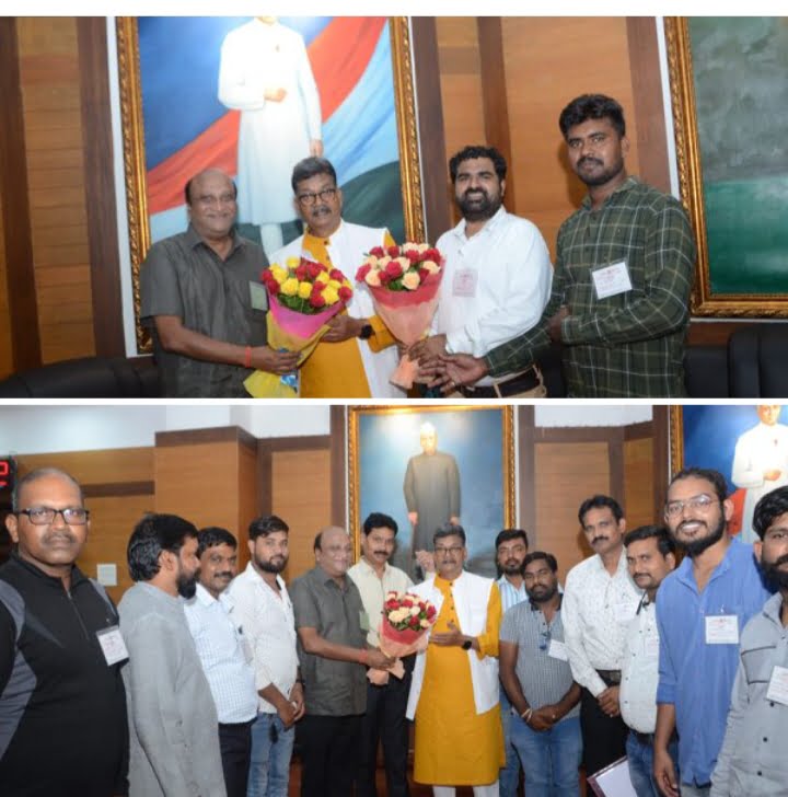 महंत जी की आत्मीयता--<em>विधानसभा के सेंट्रल हाल में .महंत जी से मिले उनके विधानसभा क्षेत्र के जनप्रतिनिधि, गणमान्य नागरिकों ने भी महंत जी से मिलकर जताया विधानसभा भ्रमण के लिए आभार</em> महंत जी की आत्मीयता--<em>विधानसभा के सेंट्रल हाल में .महंत जी से मिले उनके विधानसभा क्षेत्र के जनप्रतिनिधि, गणमान्य नागरिकों ने भी महंत जी से मिलकर जताया विधानसभा भ्रमण के लिए आभार</em> kshititech