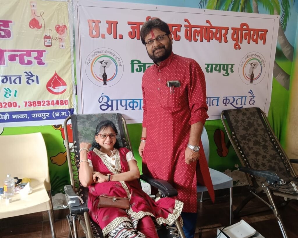 <em>सार्थक ब्लड बैंक के सहयोग से रक्तदान शिविर की अनुकरणीय पहल--छग जर्नलिस्ट वेलफेयर यूनियन ने रायपुर कबीर नगर में किया बल्ड डोनेशन कैंप, प्रदेश अध्यक्ष अमित गौतम ने 15 वीं बार रक्तदान कर कहा-- करते रहे नियमित रक्तदान</em> kshititech