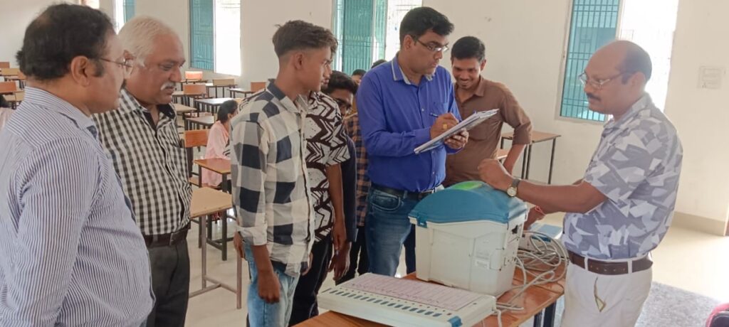 कैसे करें मतदान- चल रहा जागरूकता अभियान --<em>शक्ति के जेलएनडी कॉलेज में हुआ स्वीप कार्यक्रम के अंतर्गत मतदाता जागरूकता अभियान, कलेक्टर के निर्देश पर मतदाताओं को किया जा रहा जागरूक</em>, मास्टर ट्रेनर्स डॉ डीपी पाटले एवं सोमेश कुमार घिटोडे ने दी जानकारी कैसे करें मतदान- चल रहा जागरूकता अभियान --<em>शक्ति के जेलएनडी कॉलेज में हुआ स्वीप कार्यक्रम के अंतर्गत मतदाता जागरूकता अभियान, कलेक्टर के निर्देश पर मतदाताओं को किया जा रहा जागरूक</em>, मास्टर ट्रेनर्स डॉ डीपी पाटले एवं सोमेश कुमार घिटोडे ने दी जानकारी kshititech